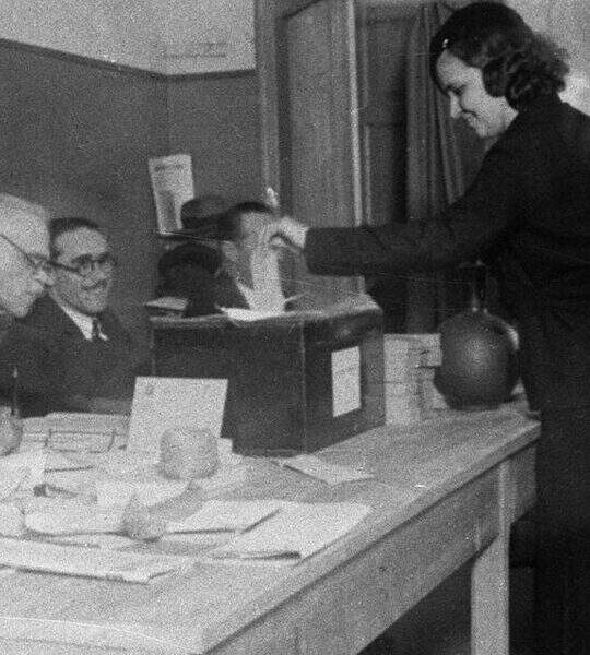 Voto feminino completa 91 anos e representatividade feminina no processo eleitoral aumenta, mas ainda é baixa