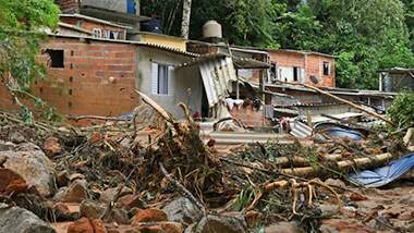 The relationship between extreme weather events and rainfall in São Paulo is the subject of an article by Ricardo Young