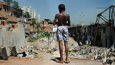 Los programas sociales ayudan con los ingresos, pero todavía hay más de 67 millones de personas en la pobreza en Brasil