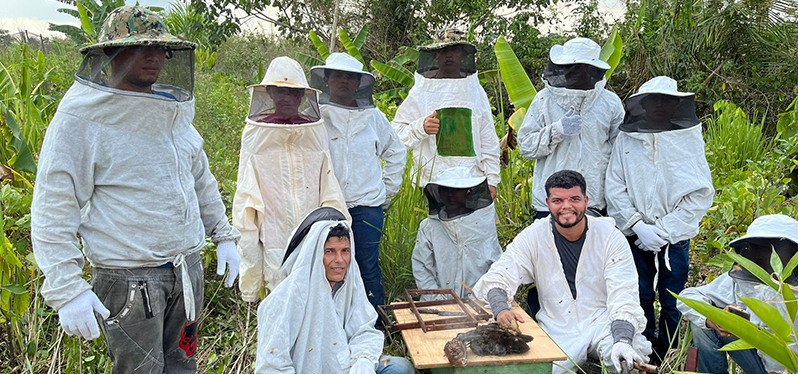 Integrantes da AASFLOR com roupas de apicultura. Foto: Synergia Socioambiental