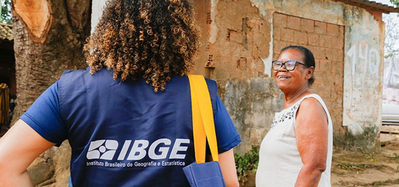 Mulher sendo entrevistada por itegrante do IBGE. Direito das comunidades quilombolas. Foto: IBGE Notícias / Jéssica Candido