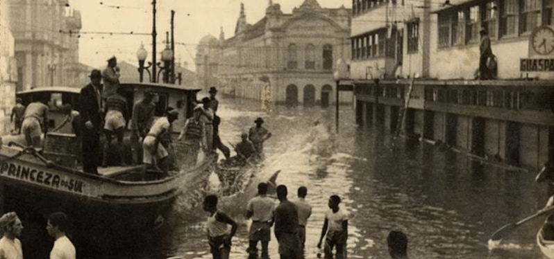 Pessoas em um barco durante a enchente de 1941. Foto: Reprodução do acervo do Museu Joaquim Felizardo