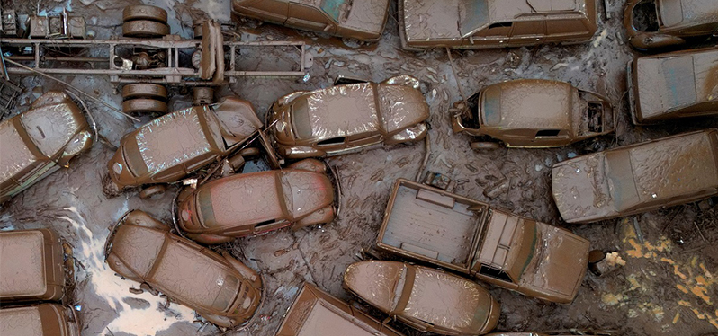 Carros cheios de lama em meio o que está acontecendo no Rio Grande do Sul. Foto: Reuters / Diego Vara