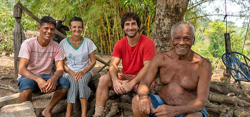 Na imagem, aparecem quatro pessoas: uma mulher e três homens, sendo um pesquisador e três residentes da região do Médio Xingu. Todos sorriem para a foto.