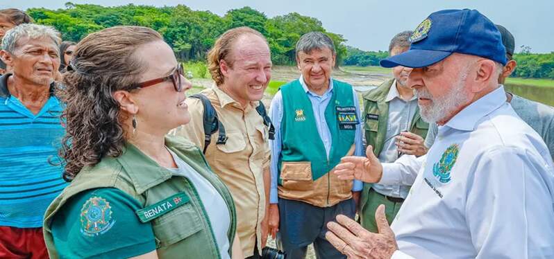 Presidente Lula em conversa roda de conversa com outras pessoa sibre período de seca na Amazônia. Foto: Ricardo Stuckert - PR