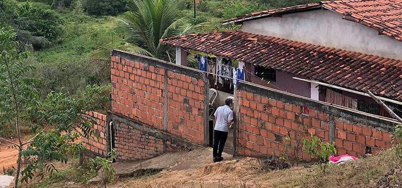 Pessoa realizando pesquisa de campo. Foto: Synergia