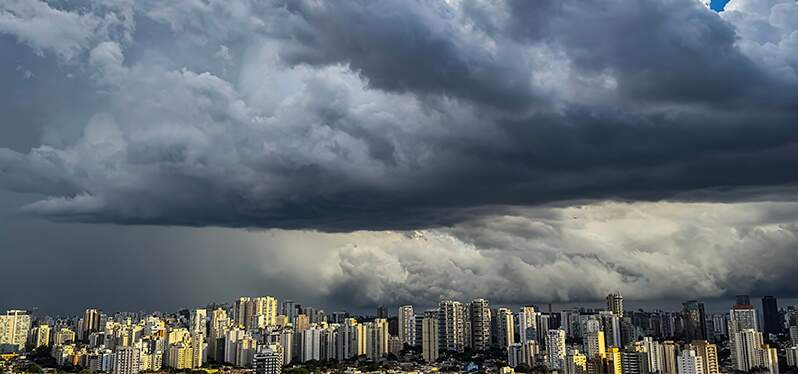 Chuva se formando sobre cidade. Foto: Adobe Stock