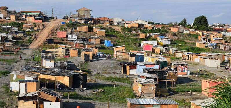 Região com moradias precárias. Foto: Adobe Stock